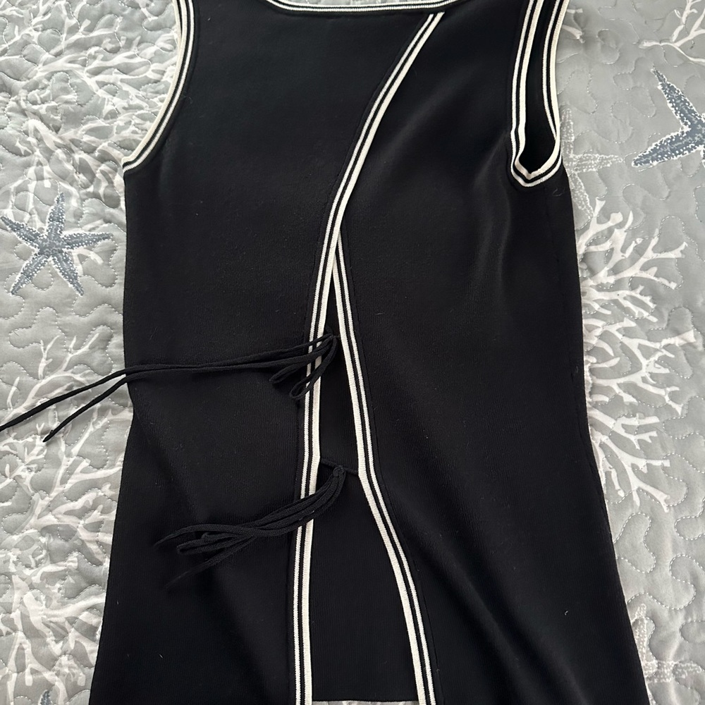 Elegant Faust sleeveless shirt black with white trim.